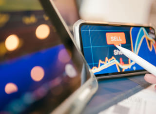 Trader que opera en múltiples mercados evaluando opciones de Bitcoin, Ethereum y forex